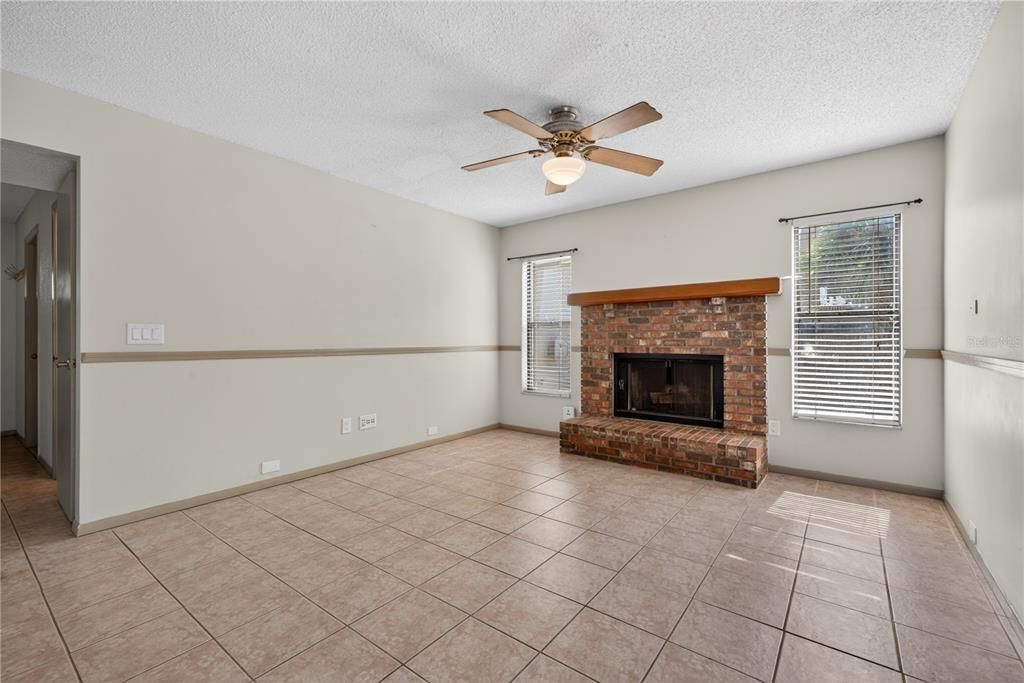 Activo con contrato: $414,900 (3 camas, 2 baños, 1630 Pies cuadrados)