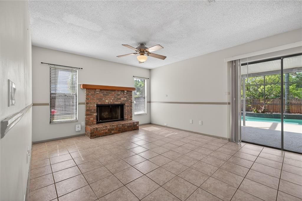 Activo con contrato: $414,900 (3 camas, 2 baños, 1630 Pies cuadrados)