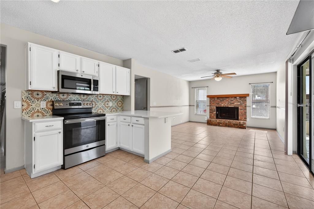 Activo con contrato: $414,900 (3 camas, 2 baños, 1630 Pies cuadrados)