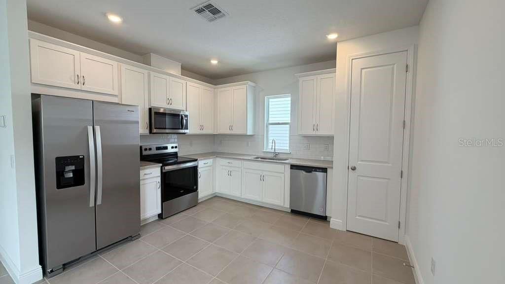 For Rent: $1,800 (1 beds, 1 baths, 680 Square Feet)