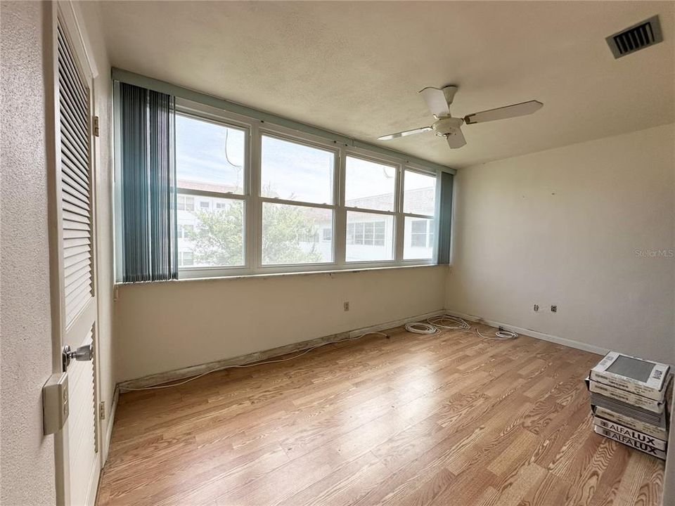 На продажу: $120,000 (2 спален, 2 ванн, 1030 Квадратных фут)