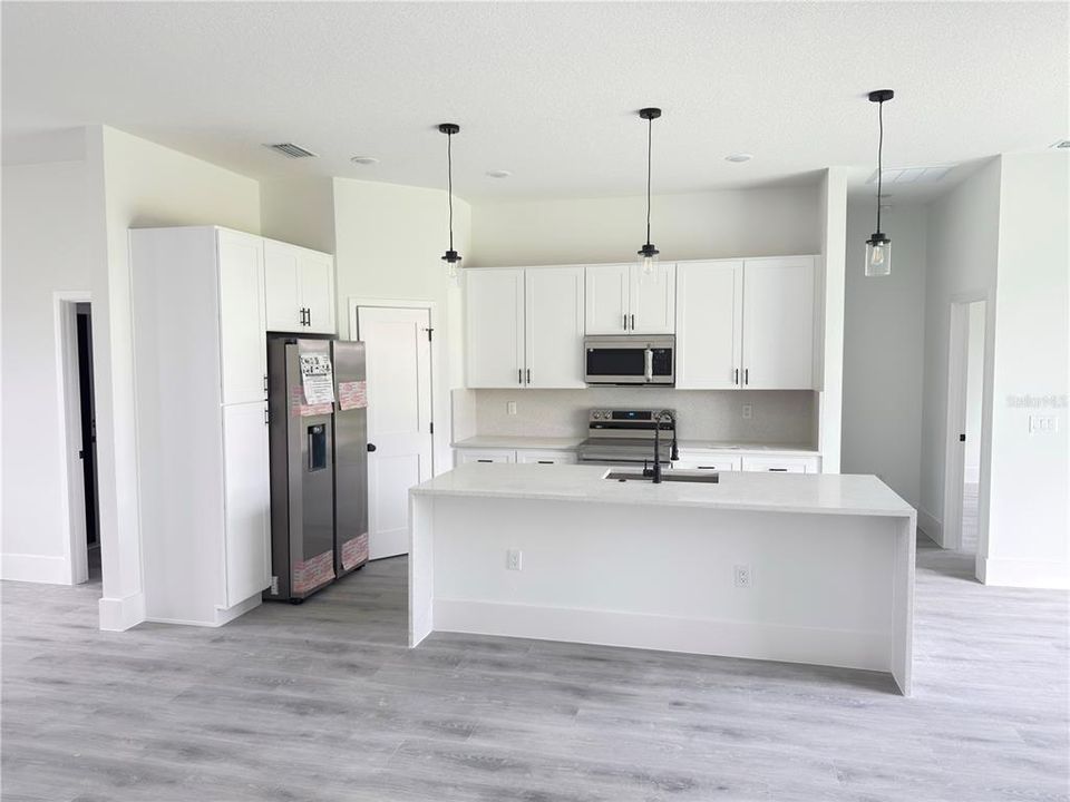 En Venta: $337,900 (4 camas, 3 baños, 2100 Pies cuadrados)