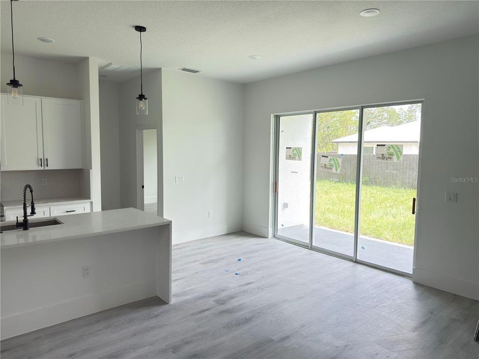 En Venta: $337,900 (4 camas, 3 baños, 2100 Pies cuadrados)