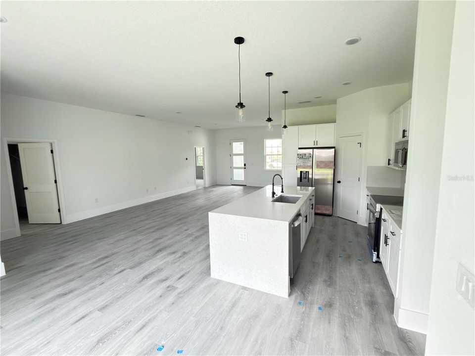 En Venta: $337,900 (4 camas, 3 baños, 2100 Pies cuadrados)
