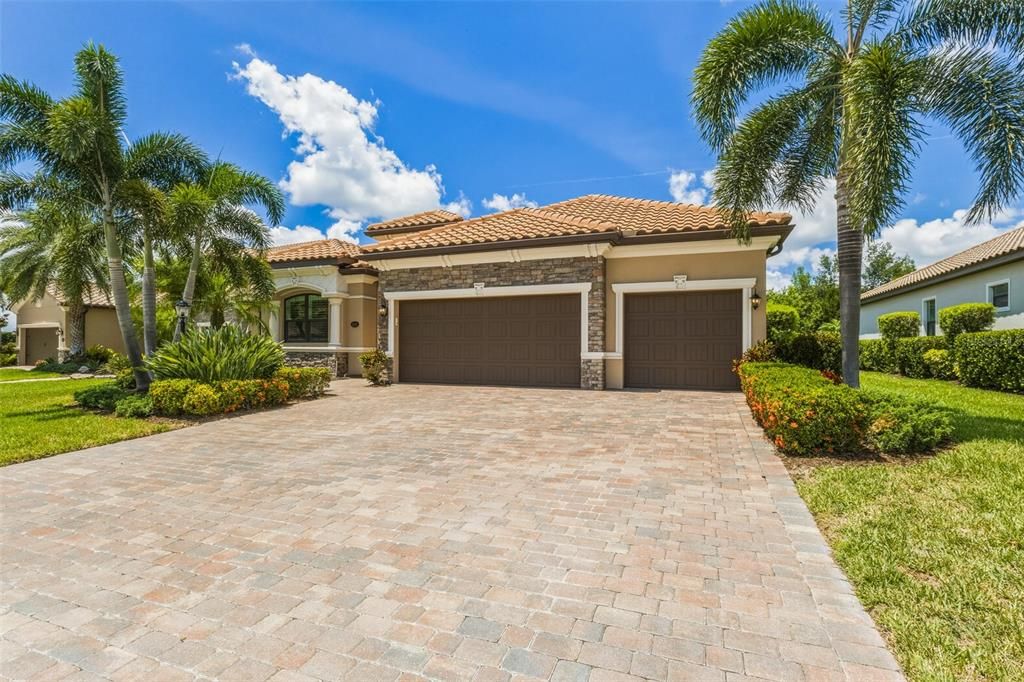Activo con contrato: $699,900 (4 camas, 2 baños, 2255 Pies cuadrados)