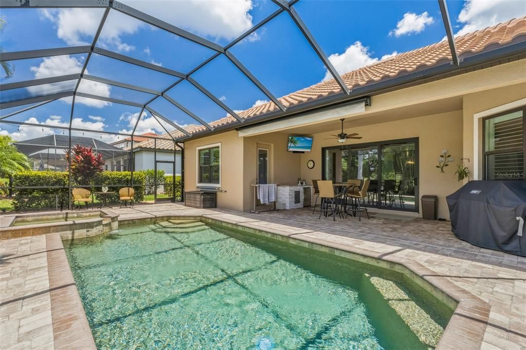 Activo con contrato: $699,900 (4 camas, 2 baños, 2255 Pies cuadrados)