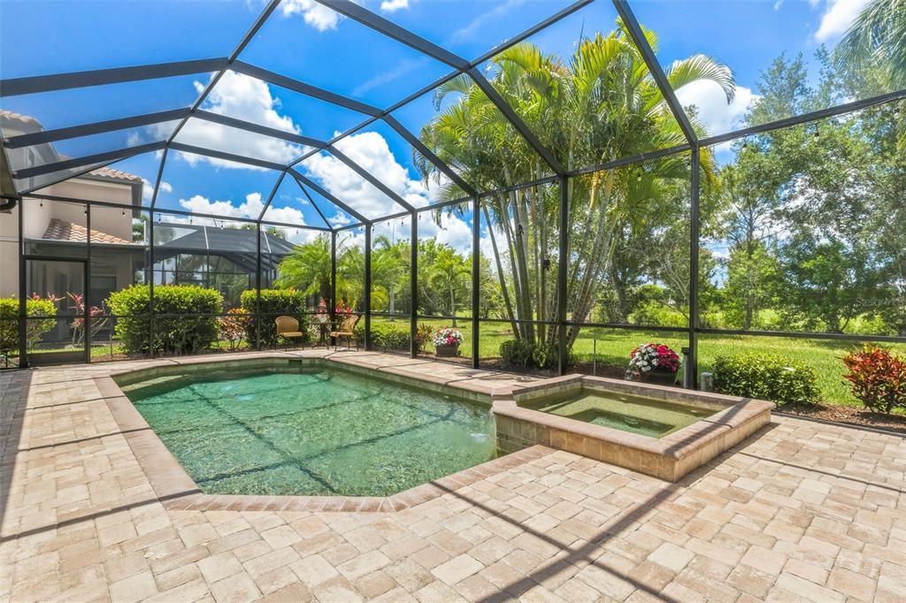 Activo con contrato: $699,900 (4 camas, 2 baños, 2255 Pies cuadrados)