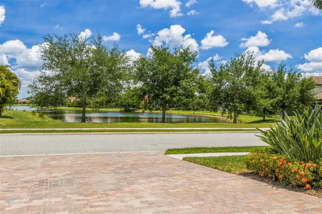 Activo con contrato: $699,900 (4 camas, 2 baños, 2255 Pies cuadrados)