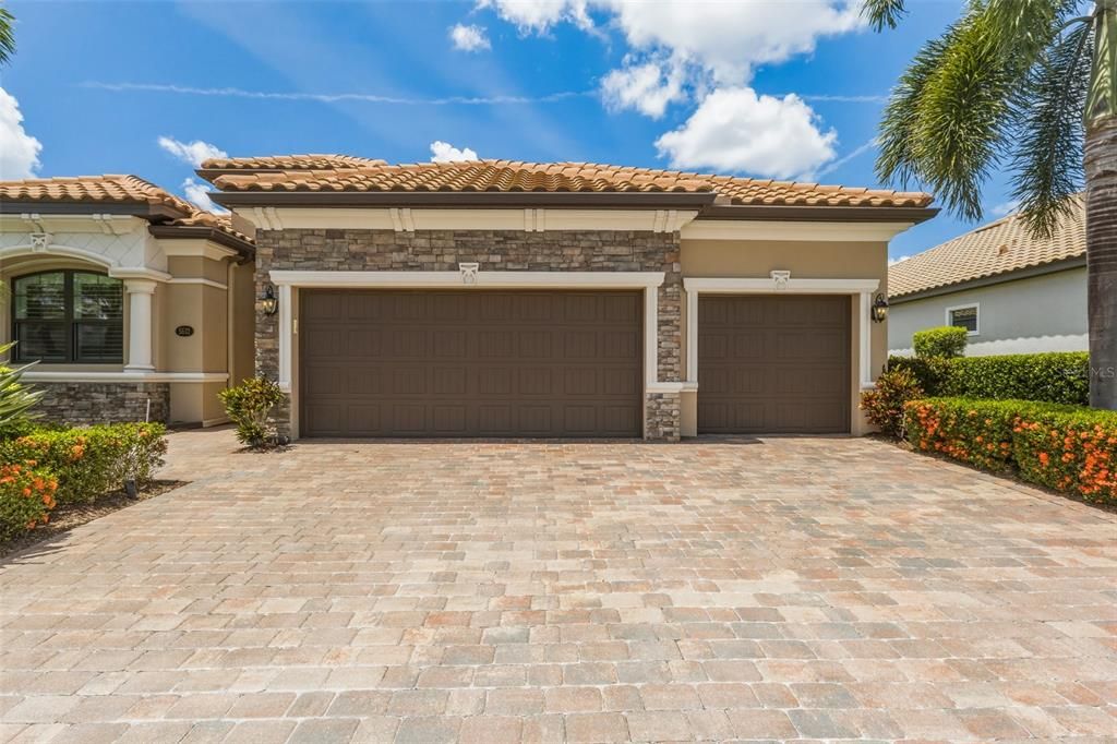Activo con contrato: $699,900 (4 camas, 2 baños, 2255 Pies cuadrados)