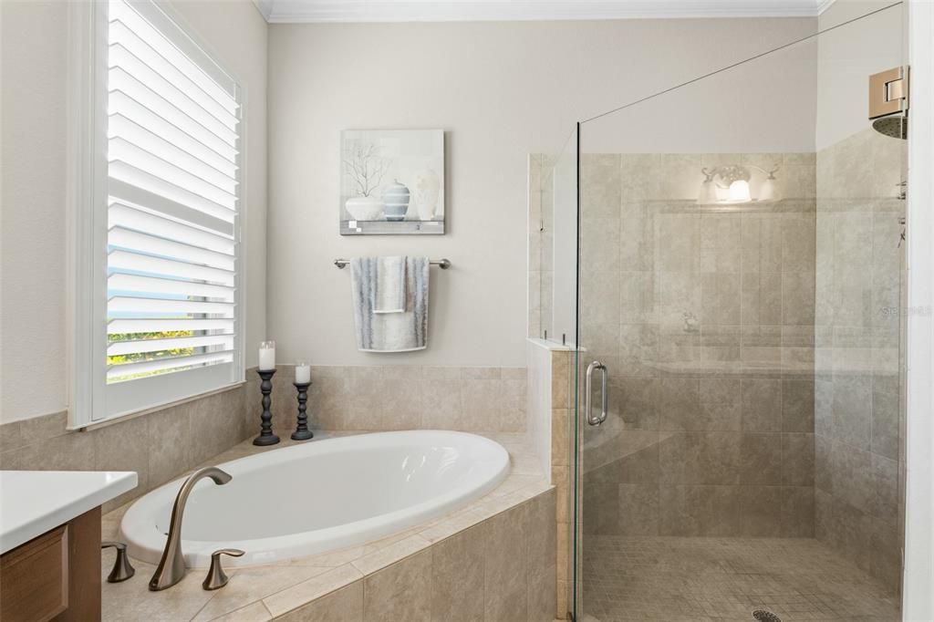 Activo con contrato: $699,900 (4 camas, 2 baños, 2255 Pies cuadrados)