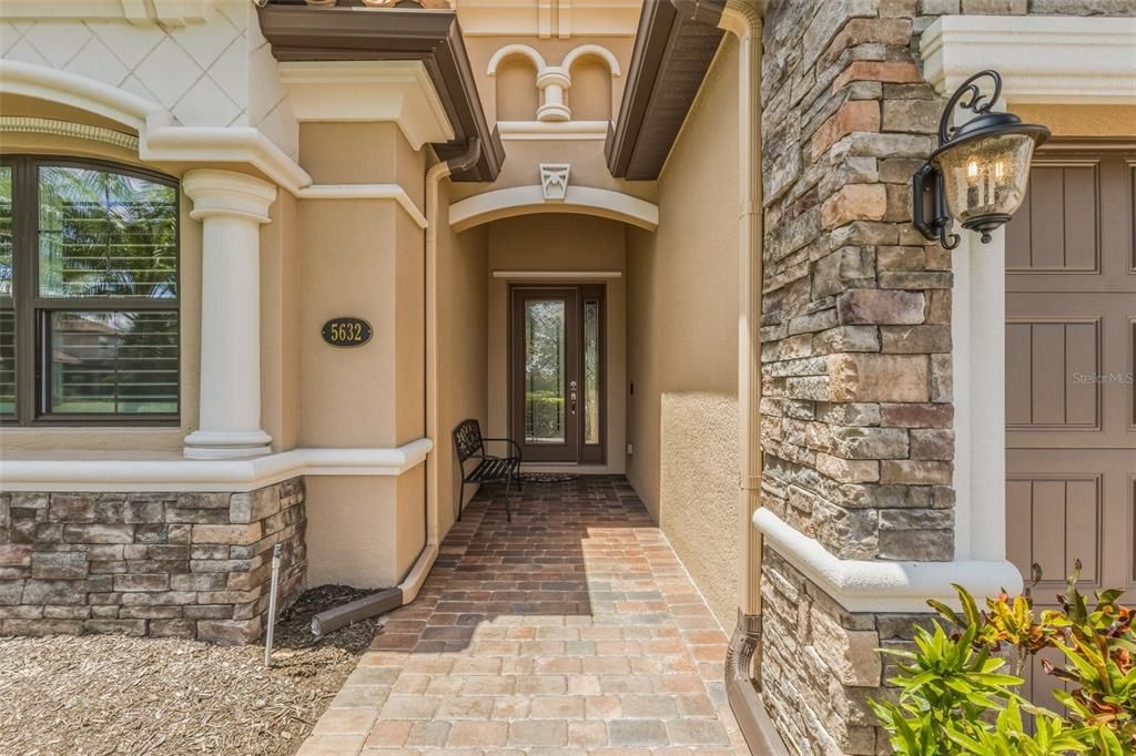Activo con contrato: $699,900 (4 camas, 2 baños, 2255 Pies cuadrados)