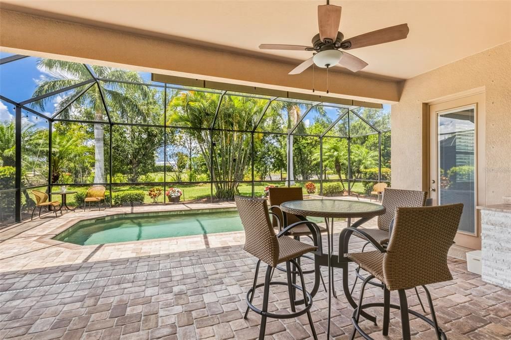 Activo con contrato: $699,900 (4 camas, 2 baños, 2255 Pies cuadrados)