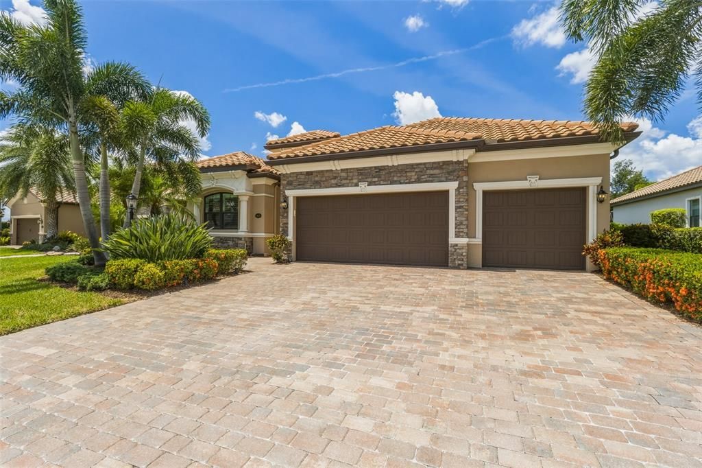 Activo con contrato: $699,900 (4 camas, 2 baños, 2255 Pies cuadrados)