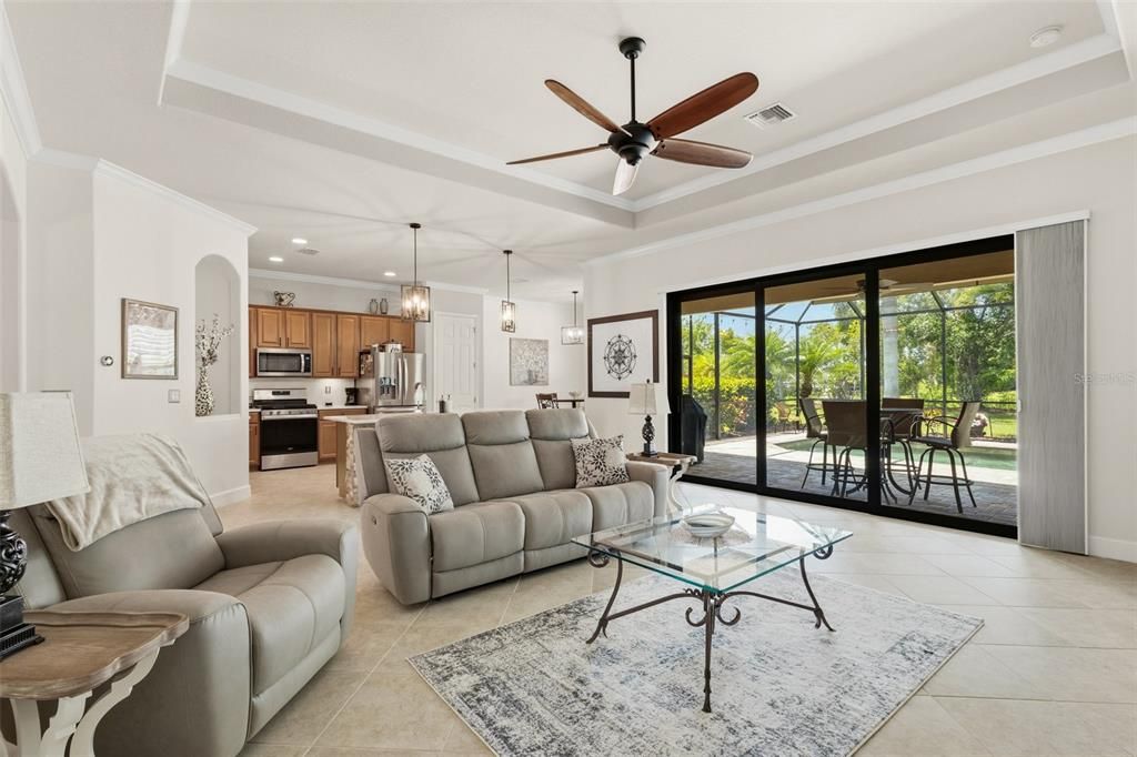 Activo con contrato: $699,900 (4 camas, 2 baños, 2255 Pies cuadrados)