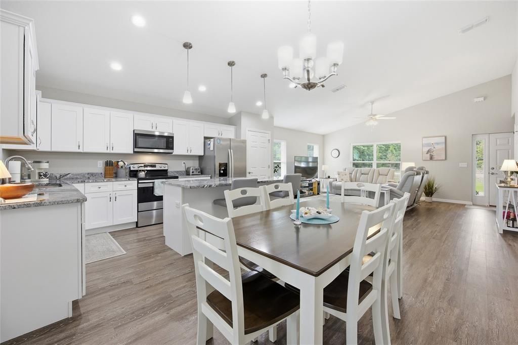 На продажу: $369,900 (3 спален, 2 ванн, 1607 Квадратных фут)