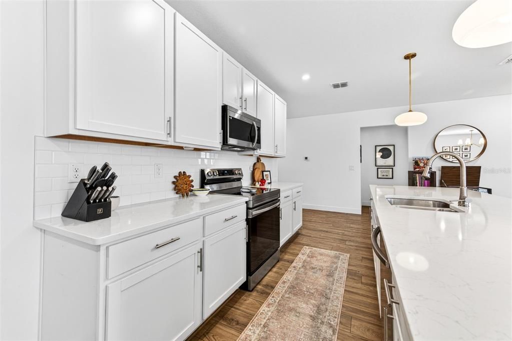 For Sale: $394,900 (4 beds, 2 baths, 1978 Square Feet)