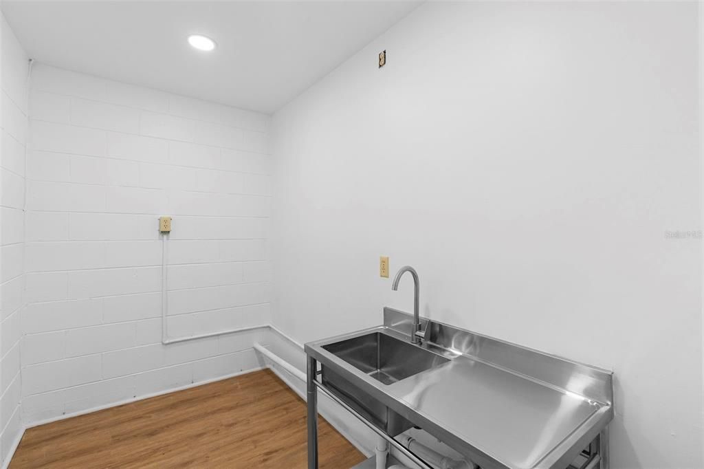 Active With Contract: $889,000 (3 beds, 2 baths, 2272 Square Feet)