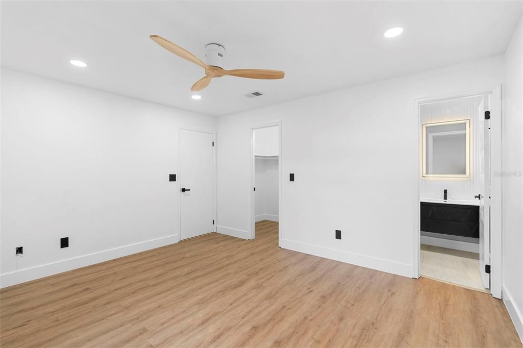 Active With Contract: $889,000 (3 beds, 2 baths, 2272 Square Feet)