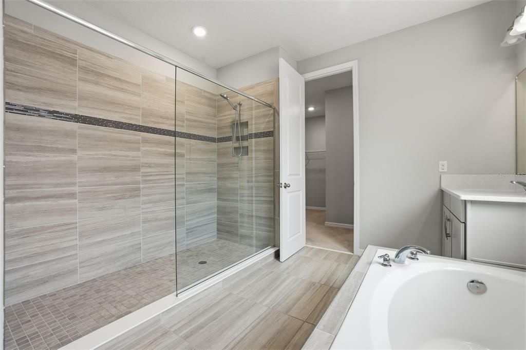 Activo con contrato: $900,000 (5 camas, 3 baños, 4202 Pies cuadrados)