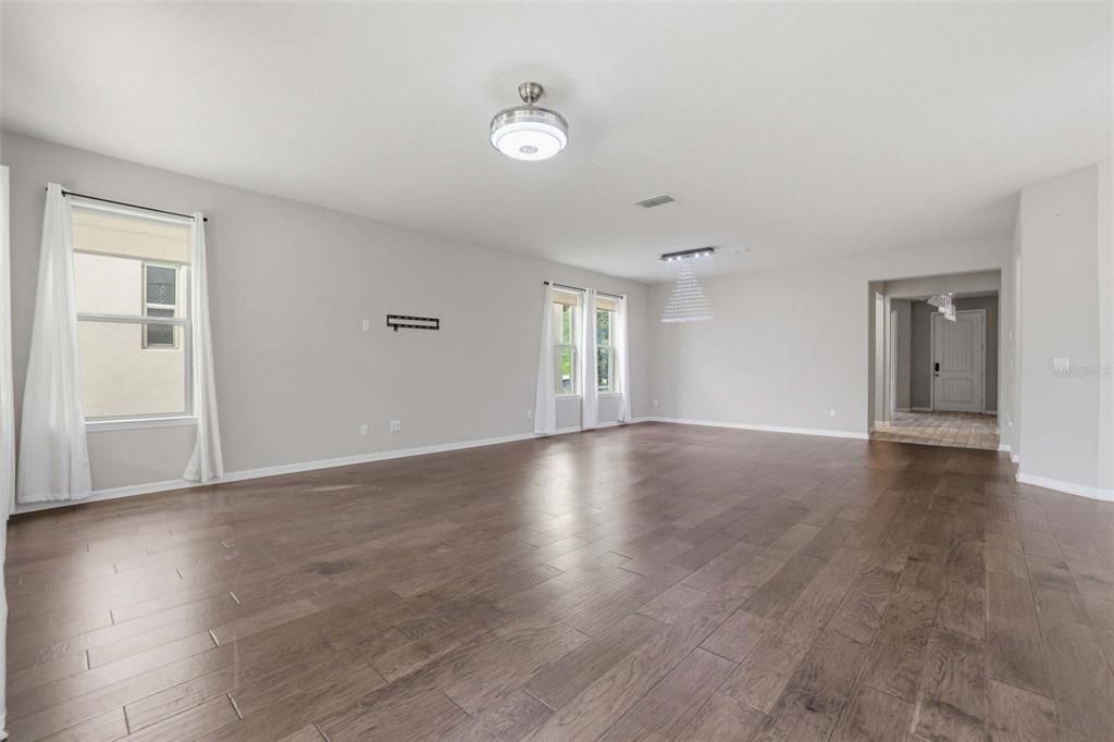 Activo con contrato: $900,000 (5 camas, 3 baños, 4202 Pies cuadrados)