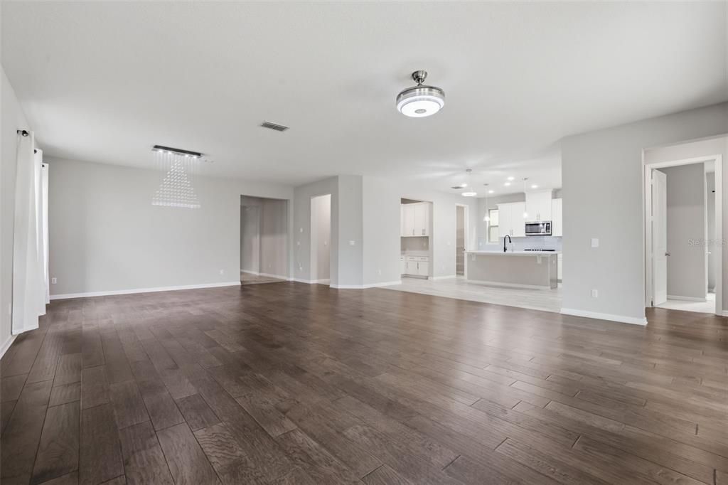 Activo con contrato: $900,000 (5 camas, 3 baños, 4202 Pies cuadrados)