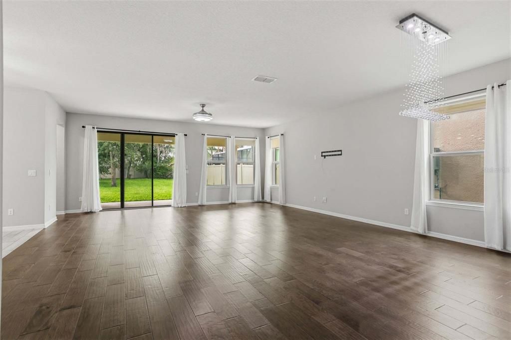 Activo con contrato: $900,000 (5 camas, 3 baños, 4202 Pies cuadrados)