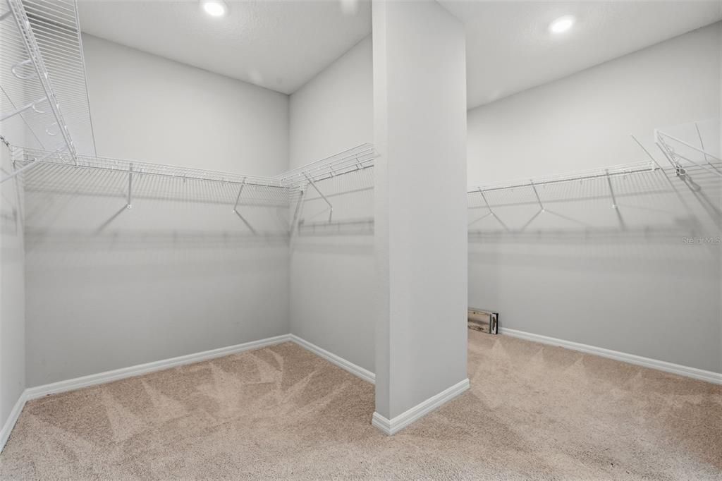 Activo con contrato: $900,000 (5 camas, 3 baños, 4202 Pies cuadrados)