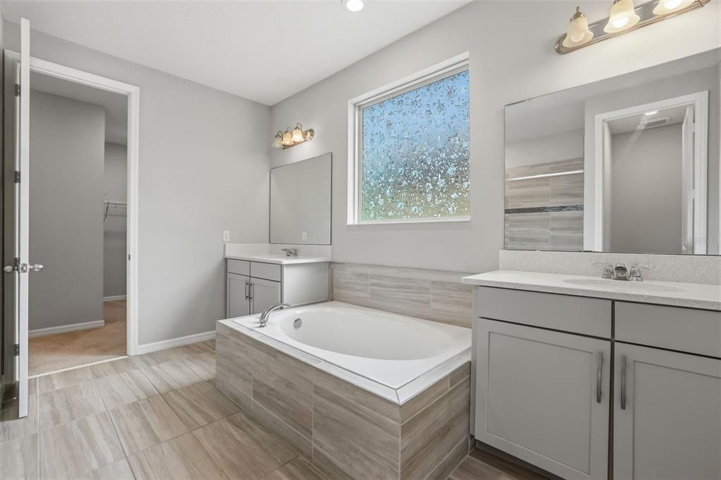 Activo con contrato: $900,000 (5 camas, 3 baños, 4202 Pies cuadrados)