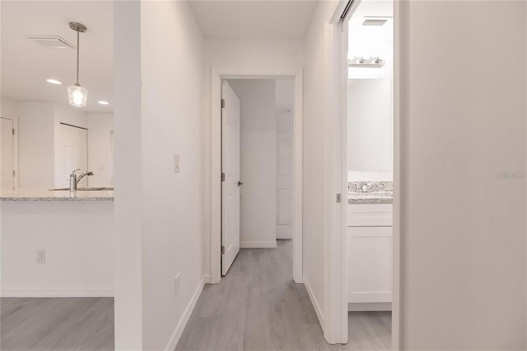 For Sale: $225,000 (2 beds, 1 baths, 930 Square Feet)