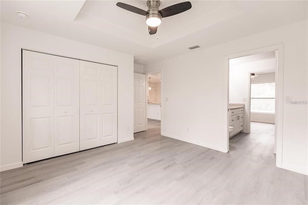For Sale: $225,000 (2 beds, 1 baths, 930 Square Feet)