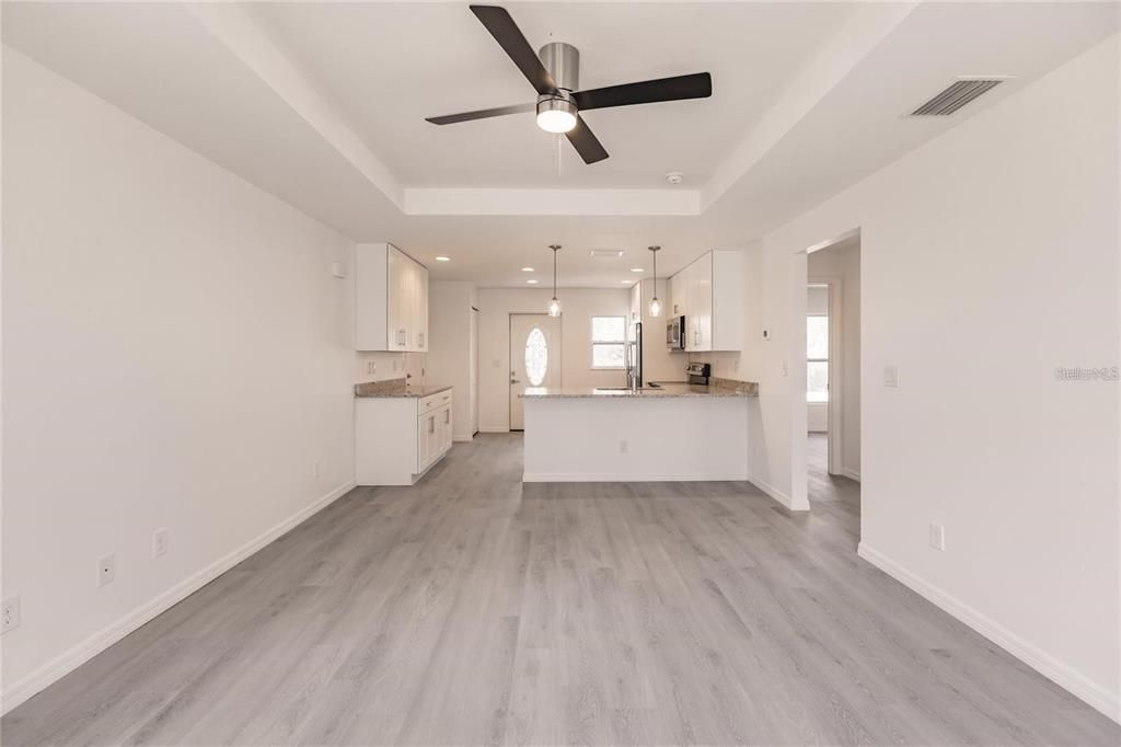 For Sale: $225,000 (2 beds, 1 baths, 930 Square Feet)