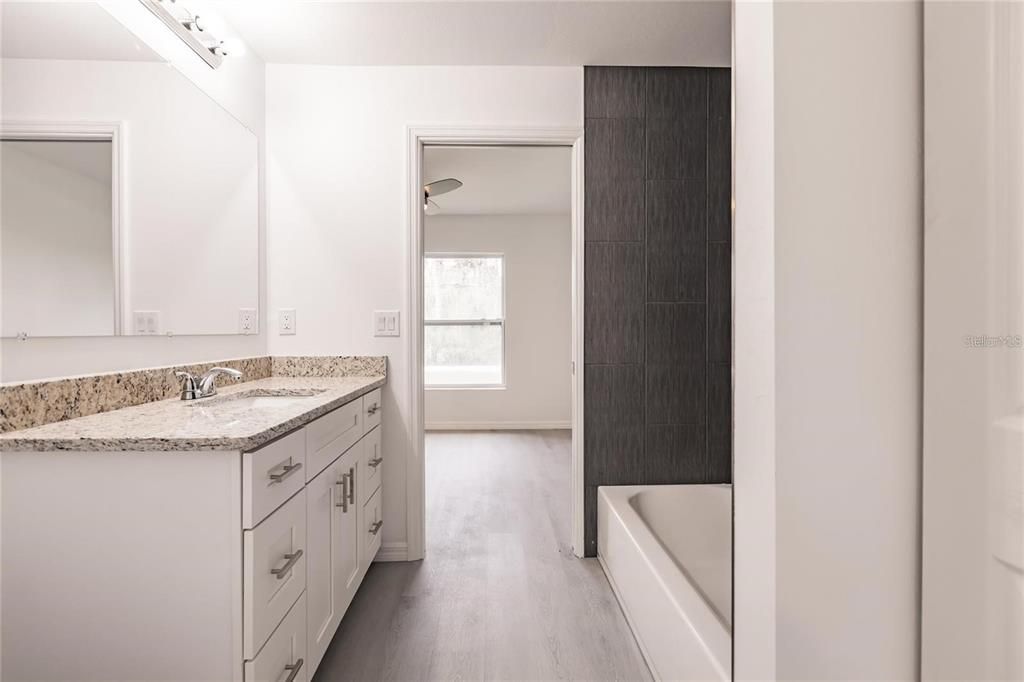 For Sale: $225,000 (2 beds, 1 baths, 930 Square Feet)