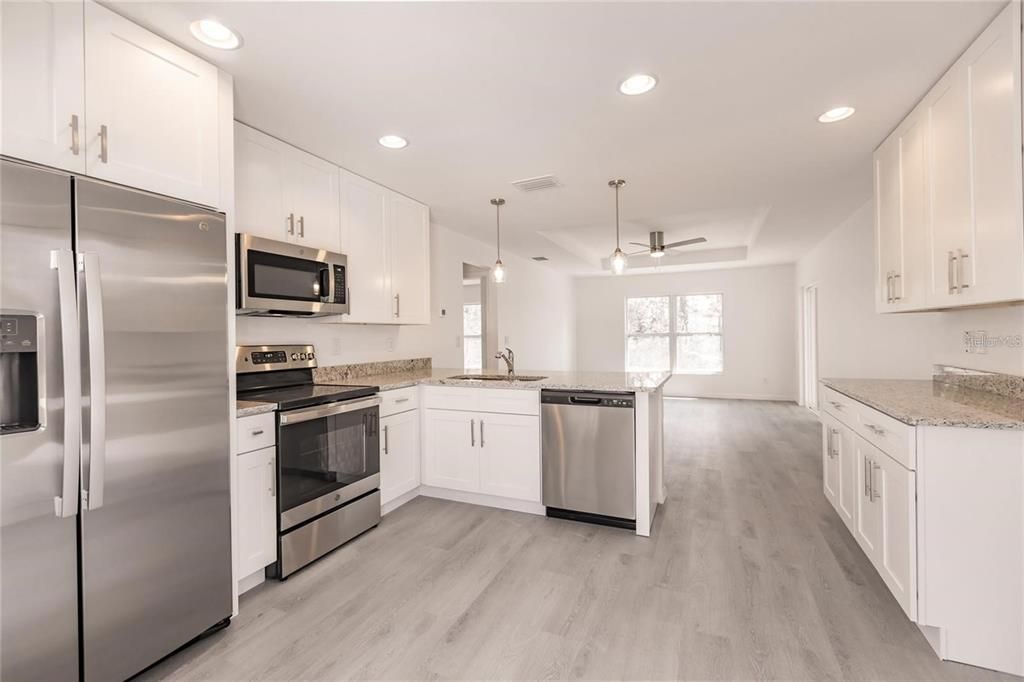 For Sale: $225,000 (2 beds, 1 baths, 930 Square Feet)