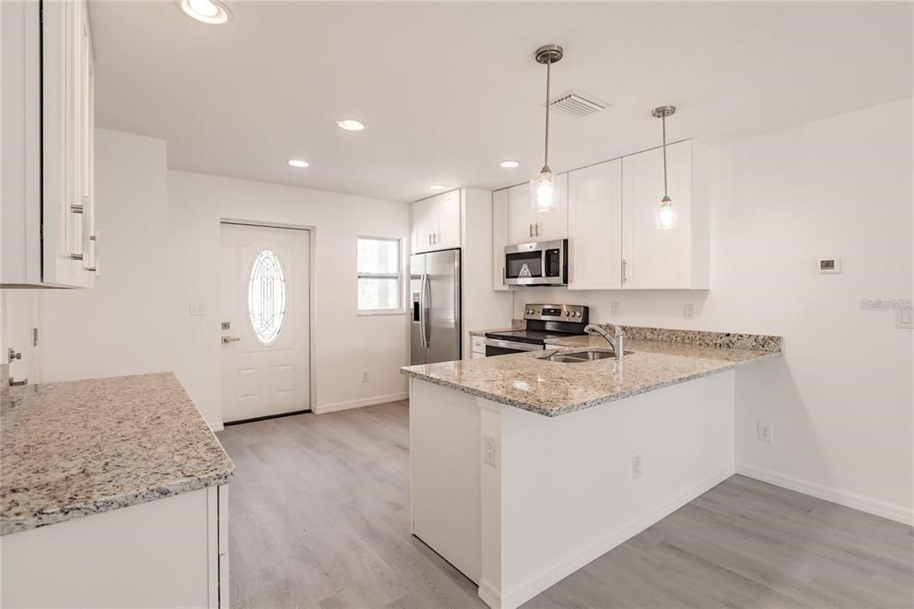 For Sale: $225,000 (2 beds, 1 baths, 930 Square Feet)