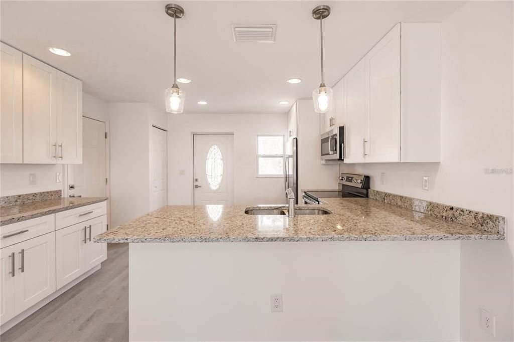 For Sale: $225,000 (2 beds, 1 baths, 930 Square Feet)