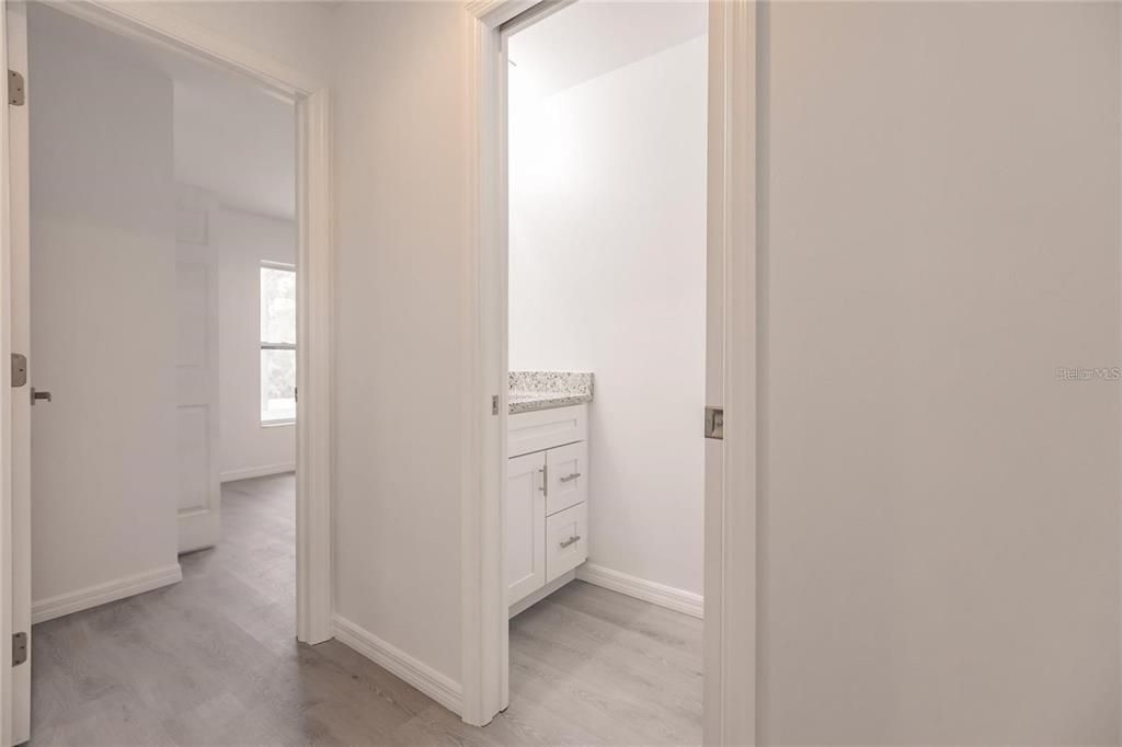 For Sale: $225,000 (2 beds, 1 baths, 930 Square Feet)