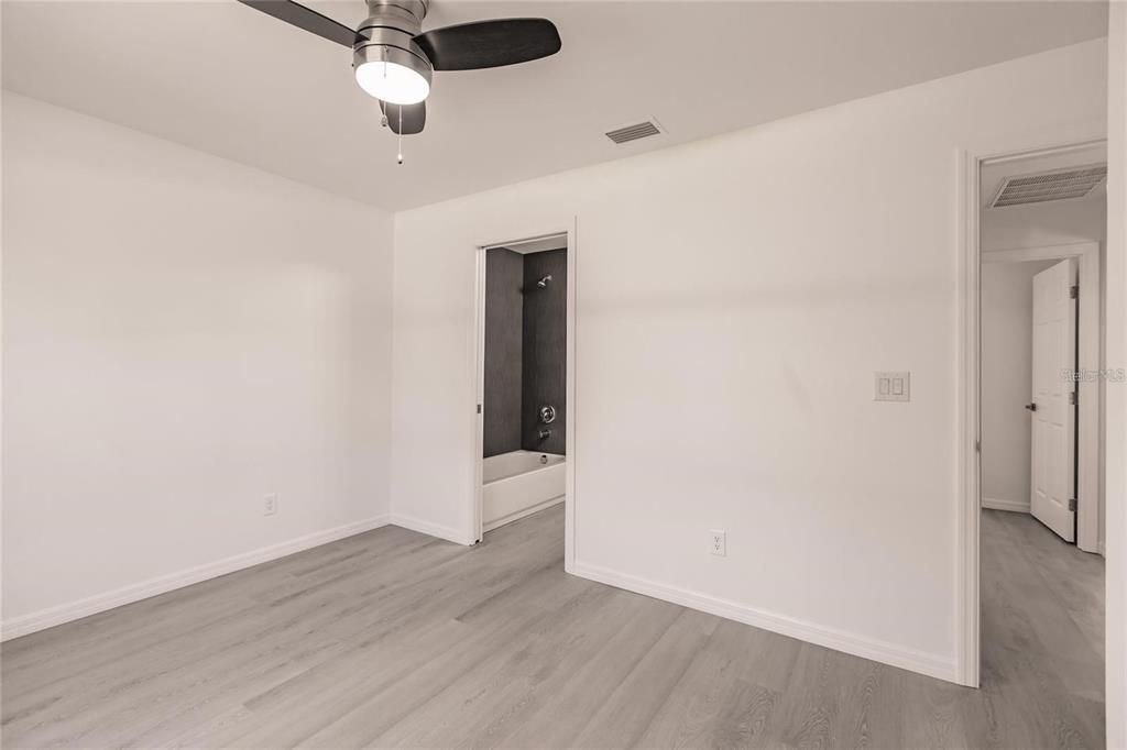 For Sale: $225,000 (2 beds, 1 baths, 930 Square Feet)