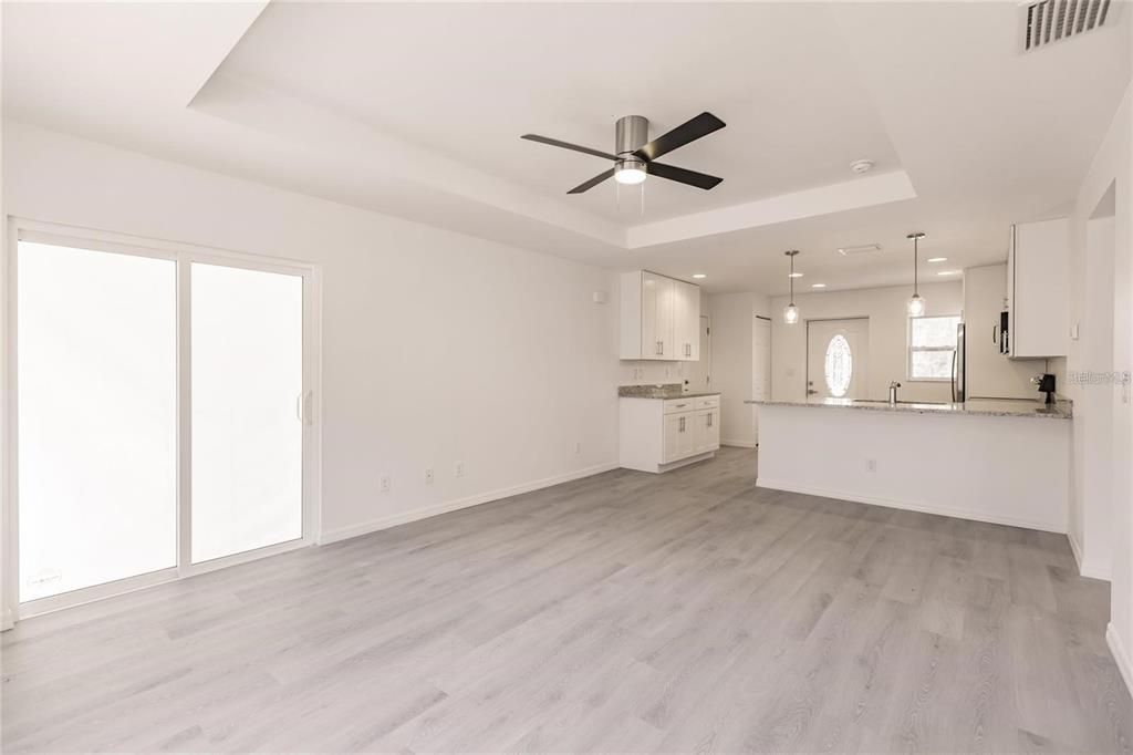 For Sale: $225,000 (2 beds, 1 baths, 930 Square Feet)