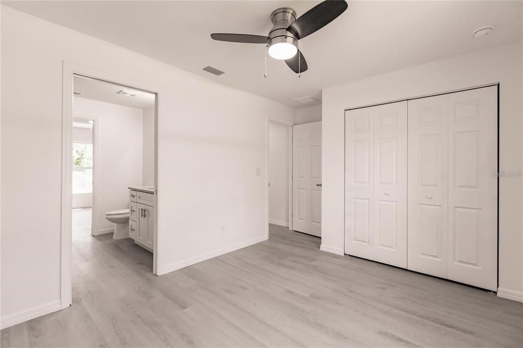 For Sale: $225,000 (2 beds, 1 baths, 930 Square Feet)