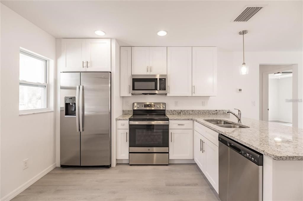 For Sale: $225,000 (2 beds, 1 baths, 930 Square Feet)