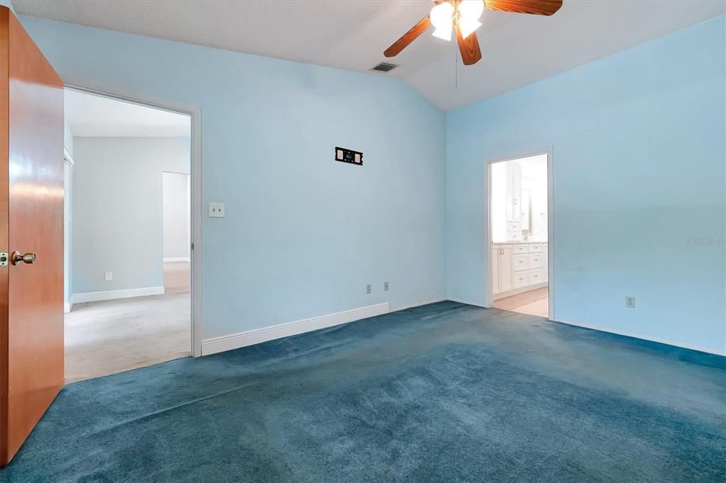 Activo con contrato: $425,000 (4 camas, 2 baños, 1962 Pies cuadrados)