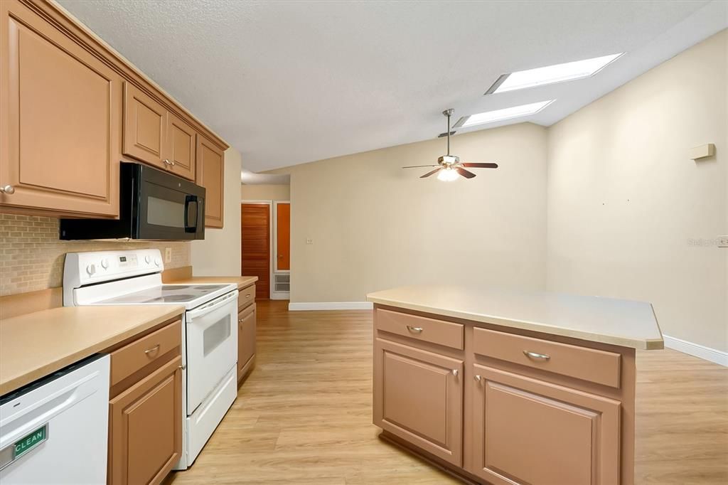 Activo con contrato: $425,000 (4 camas, 2 baños, 1962 Pies cuadrados)