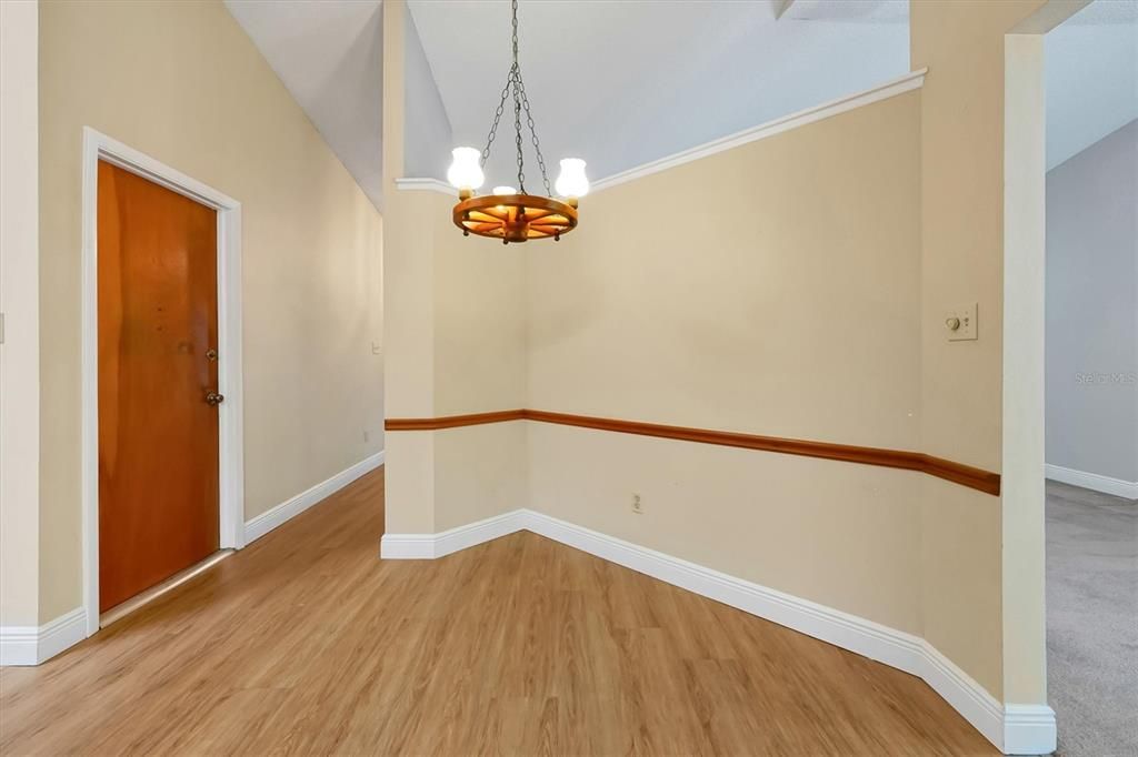 Activo con contrato: $425,000 (4 camas, 2 baños, 1962 Pies cuadrados)