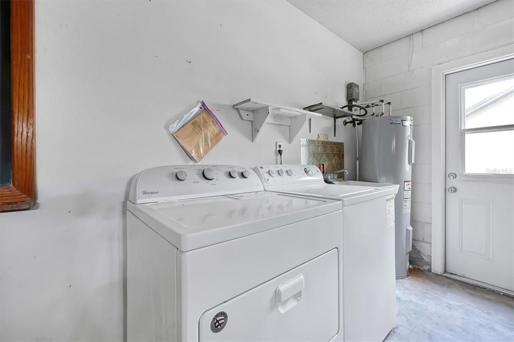 Activo con contrato: $425,000 (4 camas, 2 baños, 1962 Pies cuadrados)