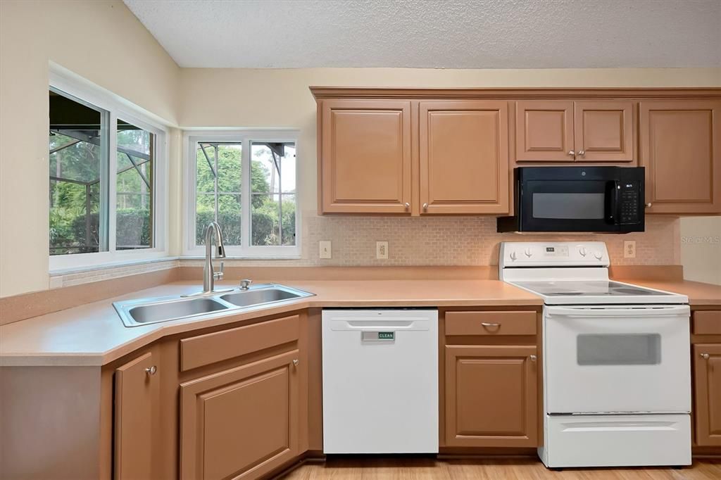 Activo con contrato: $425,000 (4 camas, 2 baños, 1962 Pies cuadrados)
