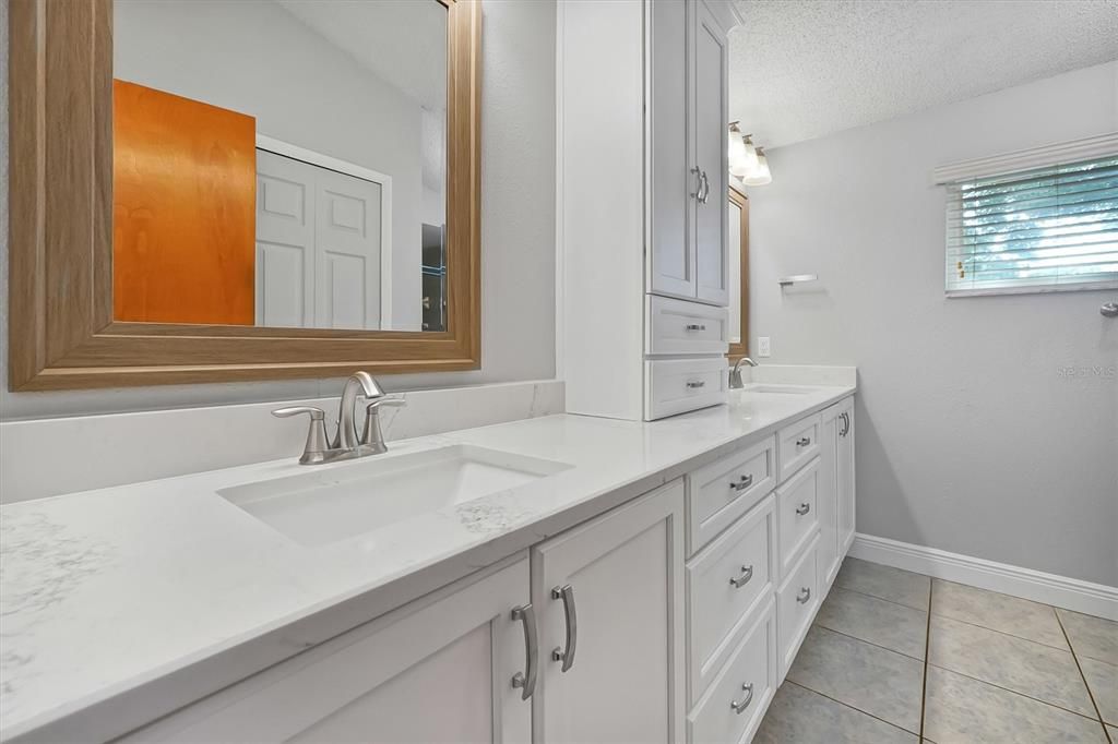 Activo con contrato: $425,000 (4 camas, 2 baños, 1962 Pies cuadrados)