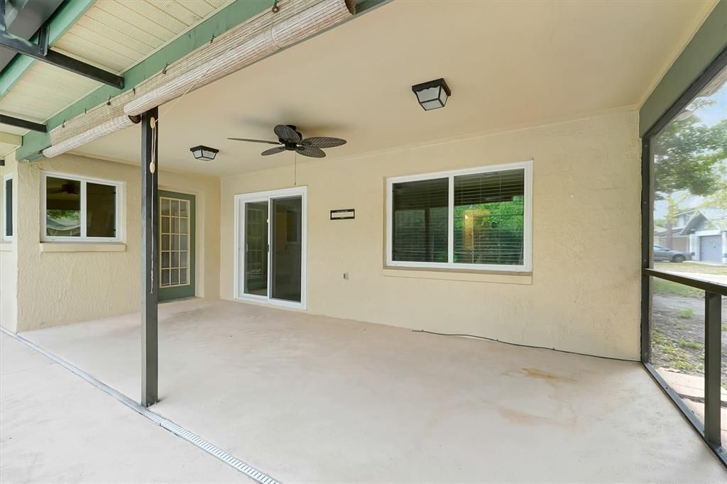Activo con contrato: $425,000 (4 camas, 2 baños, 1962 Pies cuadrados)