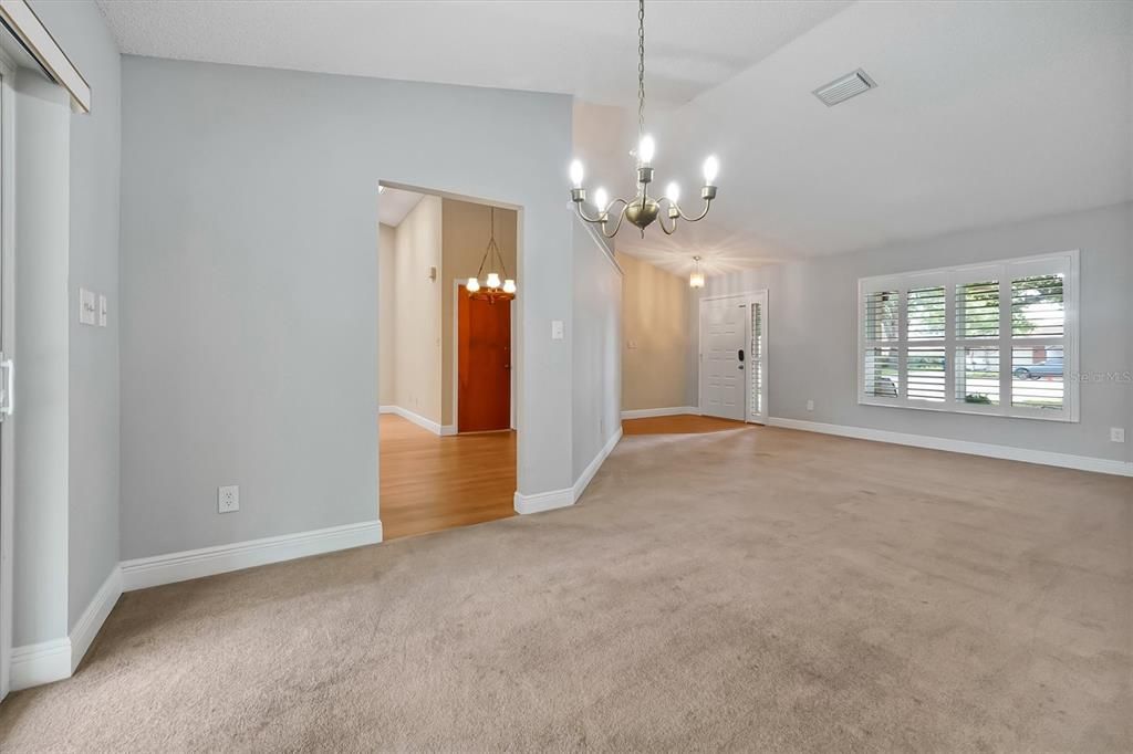Activo con contrato: $425,000 (4 camas, 2 baños, 1962 Pies cuadrados)