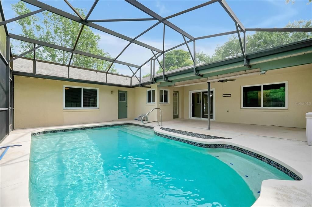 Activo con contrato: $425,000 (4 camas, 2 baños, 1962 Pies cuadrados)
