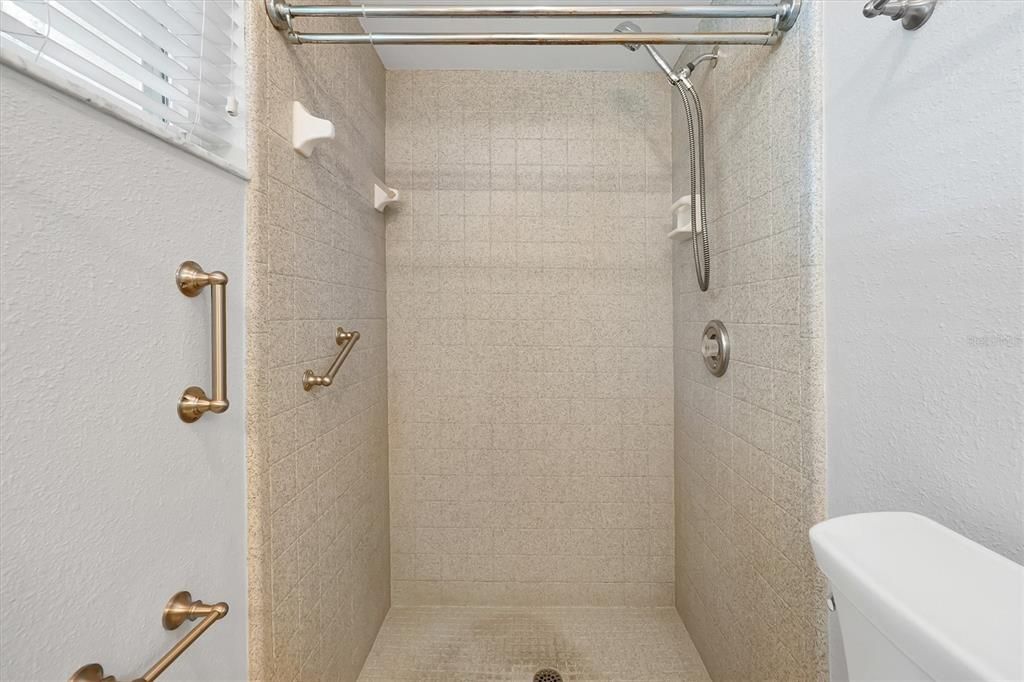 Activo con contrato: $425,000 (4 camas, 2 baños, 1962 Pies cuadrados)